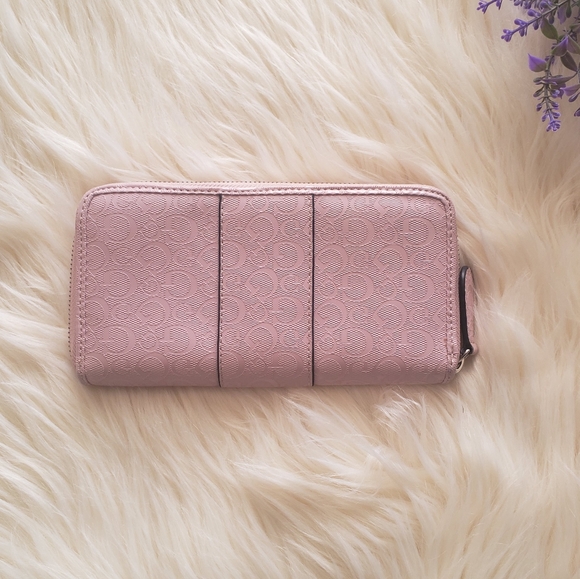 GUESS Wallet - Picture 2 of 5